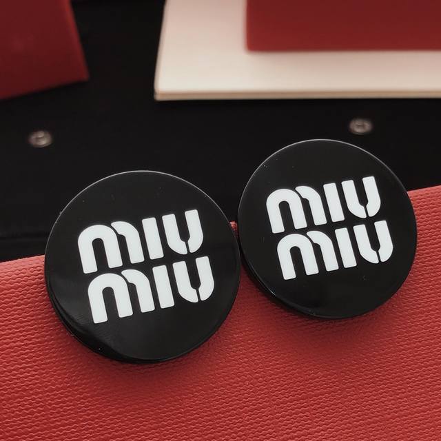 编号Med0012 Miumi*最新款圆形黑色耳钉 一致Zp黄铜材质