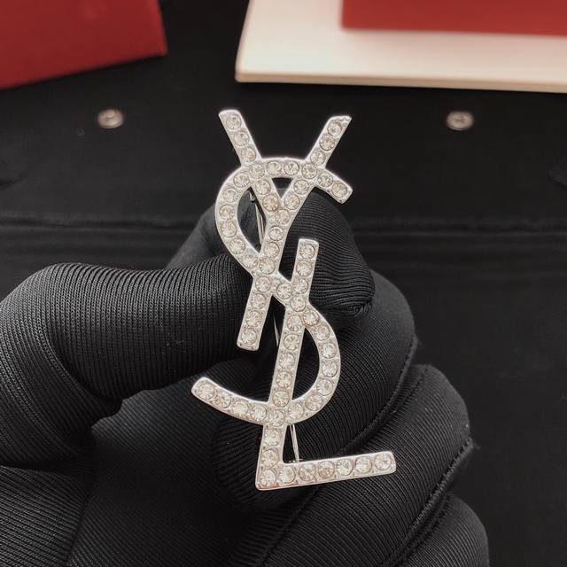 编号Yxz0010 Yvessaintlauren*最新款银色镶钻胸针 一致Zp黄铜材质