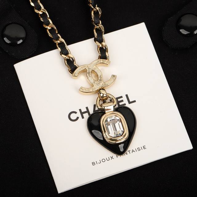 编号Xxl0139黑色 编号Xxl0137红色 Chanel爱心穿皮项链 超级无敌难抢，专柜全部抢空，非常经典一款简单又有创意的项链，大小适中的吊坠，经典小C搭