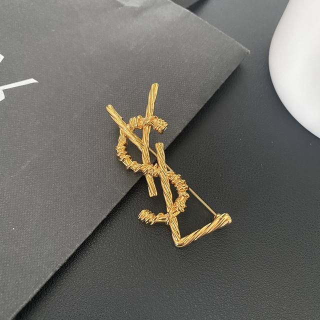 圣罗兰简约线条字母胸针