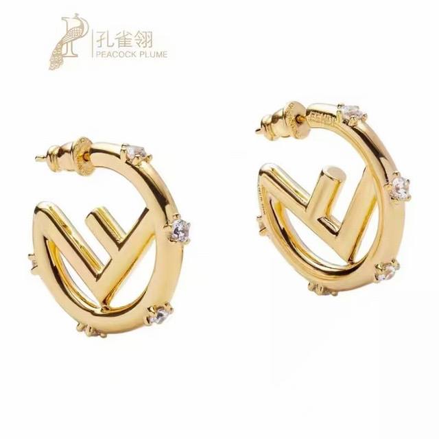 Fendi 芬迪 高端定制 爆款新款 简单大方 耳钉 华丽登场 ，很难见到如此熟悉 素雅的耳环，非常适合日常搭配，宝宝们，这个绝对值得入