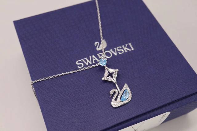 Swarovski 125周年 蓝调 长款天鹅项链 这款天鹅造型的装饰缀有多颗璀璨悦目的白色Swarovski仿水晶，中央更镶有一颗大尺寸的蓝色仿水晶，是送给她