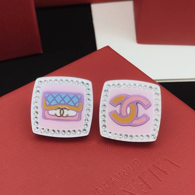 编号Xed0100 Chanel 新款方块包包图案耳钉 香奈儿24C饰品春夏度假系列 五彩斑斓的亚克力色真的好芭比 胸针 耳钉 美仑美奂 香香家真的太懂女生了