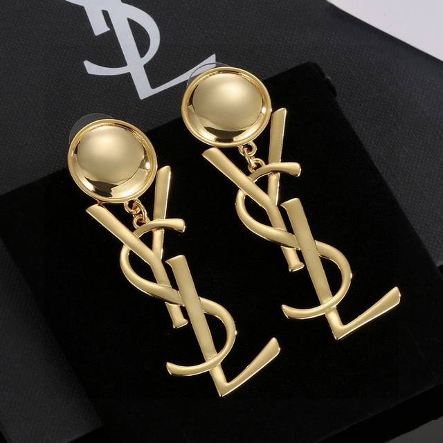 Ysl 圣罗兰耳钉 原装黄铜材质 Yves Saint Laurent 创立于1961年 优雅抽象大胆别致的设计风格使它成为奢华时尚界著名的品牌之一。引领精致、