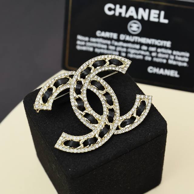 Chanel经典羊皮满钻胸针 非常的推荐，上身很帅气尺寸适中，非常适合现在的季节搭配，工艺非常的细腻，两边五金是链条纯手工穿皮，边缘围着一圈施华洛钻的设计整体造