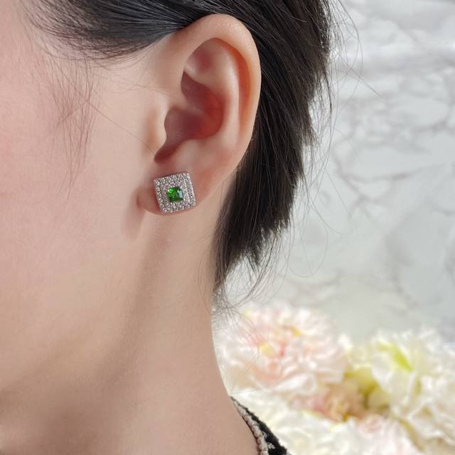 此款调价彩宝： 925 进口定制 高级方形绿钻耳钉 所见即所得！独家定制简约不简单！非常透亮的钻，超高仿真大气方便