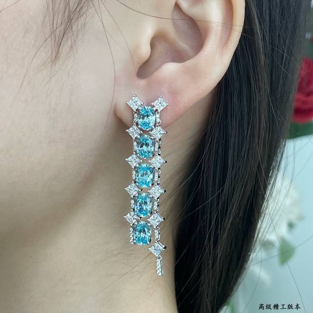 此款调价彩宝： 925 进口海蓝宝晚宴耳环，实物很闪。宴会聚会全场焦点。精致厚实 纯银材质 一款表达自由精神的珠宝，缔造传奇，见证了传奇爱情的矢志不渝，见证恋人