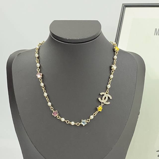 编码N1067 香奈儿项链热销爆上新 Chan 25p 彩钻星星珍珠Chocker 彩色的五角星搭配珍珠和满钻双C经典Logo，增添了许多甜美可爱的少女风～减龄