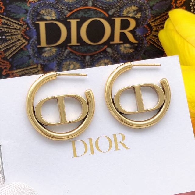 编号Ded0013 原单品质 Dior 迪奥 新款 金色复古字母Dior耳钉圆形耳环；一致专柜品质，黄酮材质+施华洛世奇钻，百搭时髦值得入手.