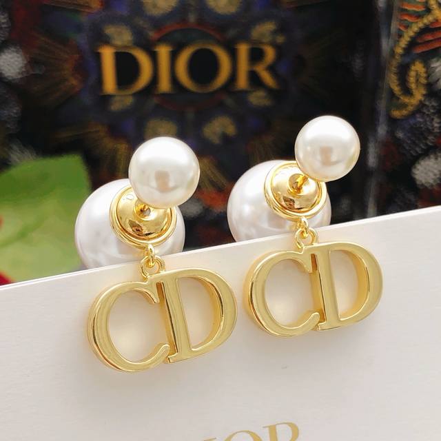 编号Ded0366 Dio*最新款大小珍珠吊Cd光面耳钉 一致Zp黄铜材质
