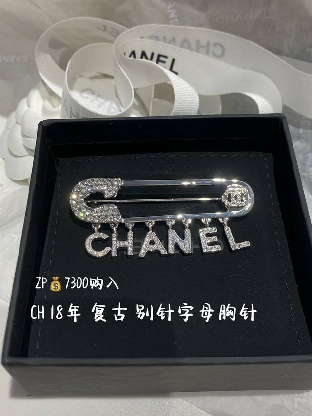 编号Xxz0006 小香家字母 镶钻胸针女时尚气质明星同款外套别针个性球拍针扣饰品