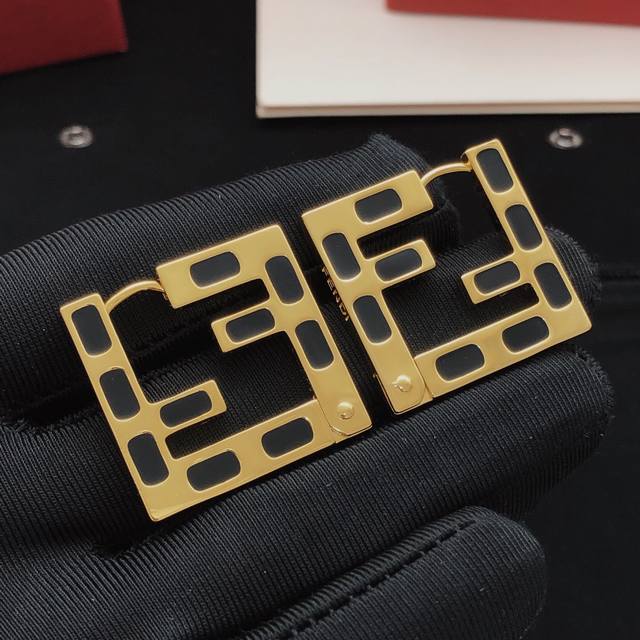 编号Fded0106 Fend*最新款黑色方形耳钉 一致Zp黄铜材质