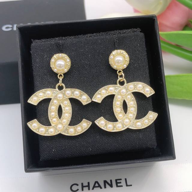 编号Xed0523 Chanel 原单新品 小香双C米珠耳钉 高端品质，专柜1:1开模，专柜原版同黄铜材质！高级925银针防过敏处理，Cnc工艺，细节无可挑剔，