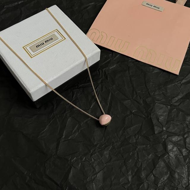 Miumiu 项链，设计感满满的小巧精致非常百搭。