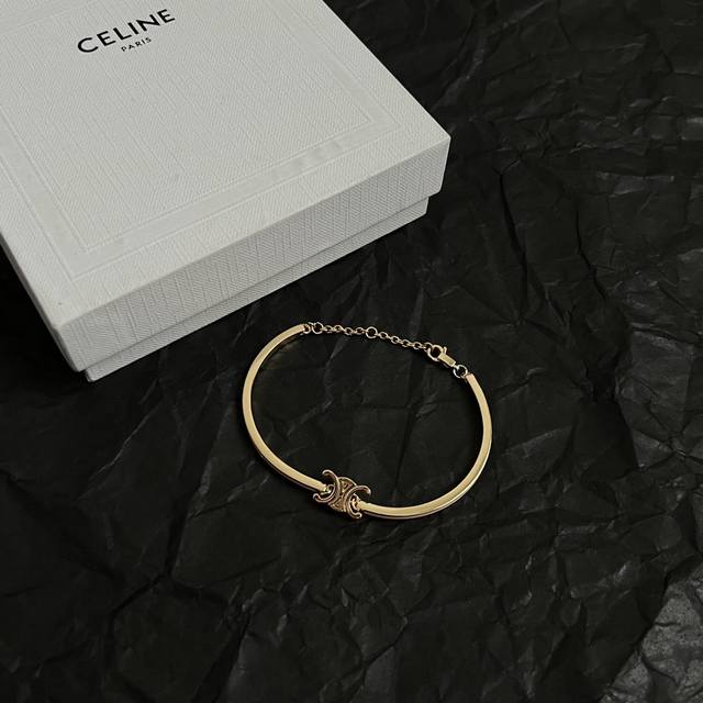 Celine 赛琳 手镯 一直是简约时尚界的标杆大胆的设计 百看不厌搭配起来更Fashion