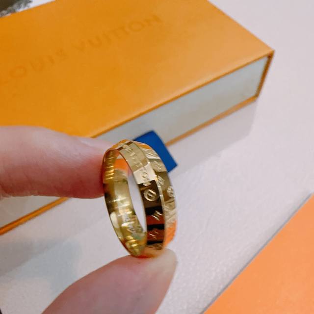2630新款 原单货 Lv 戒指 Louis Vuitton 路易威登 专柜一致材质 火爆款出货 设计独特 复古前卫。 码数：6 7 8 9 10 11