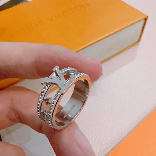 2630新款 原单货 Lv 戒指 Louis Vuitton 路易威登 专柜一致材质 火爆款出货 设计独特 复古前卫。 码数：6 7 8 9 10 11