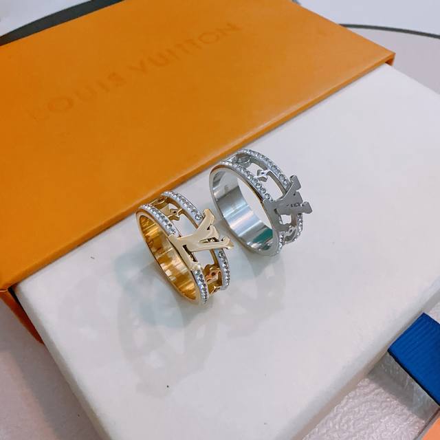 2630新款 原单货 Lv 戒指 Louis Vuitton 路易威登 专柜一致材质 火爆款出货 设计独特 复古前卫。 码数：6 7 8 9 10 11