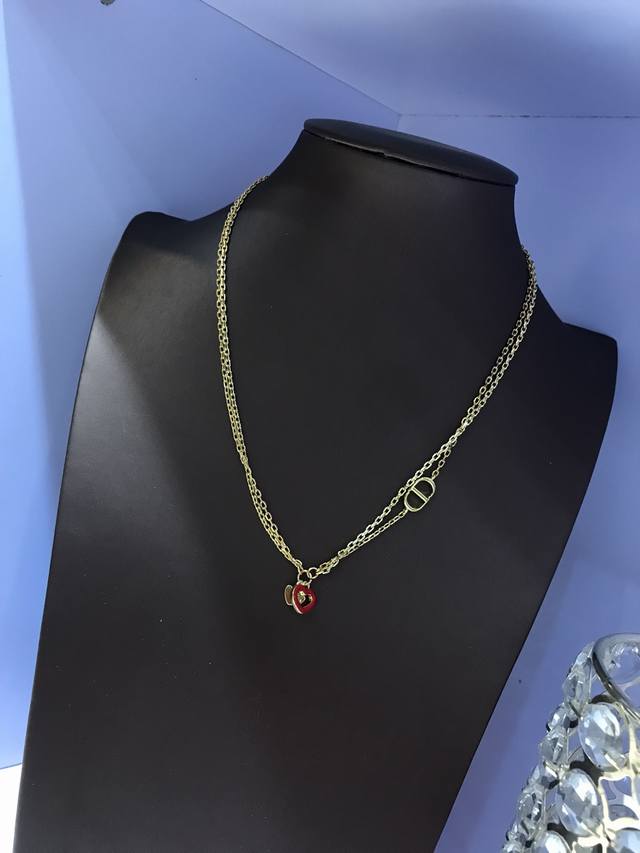 迪奥新款 Dior项链，颈链本季度最火爆时尚单品！经典与流行。经典是不管时间如何变化，它也能成为时尚的代言词。专柜铜材质项链