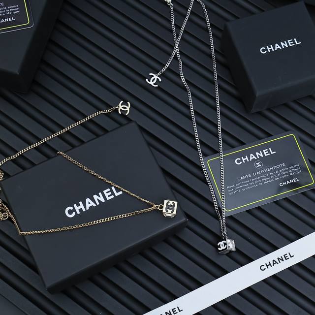 Chanel爆款小方糖项链，必入 黑字搭配淡金，白字搭配銀色 都很好看啊而且是少見的通勤款 可調節鏈長冬天如果冷穿高領這條改短應該也很好看想放長在衣服外也是很美
