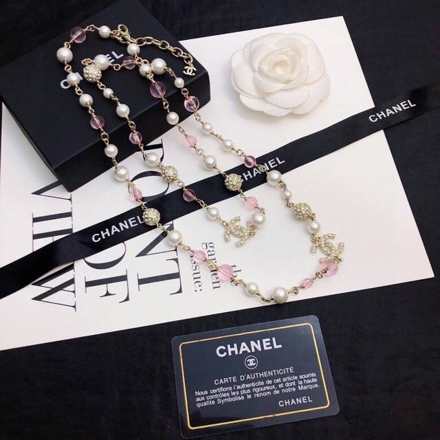 秋冬毛衣链Chanel 毛衣链 小香 大小珍珠链 原单狠货 进出专柜无压力，代购级别 Ch Nel 香奈儿经典喷砂质感 原版金 珍珠毛衣链，美呀，正品9Xxx，