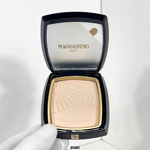 高品质 毛戈平小金扇粉饼11.5G。 B1283编码！2色：801#。802#。 毛戈平小金扇粉饼11.5G 带粉扑，粉质细到叠个23456层都不带卡一下的，上
