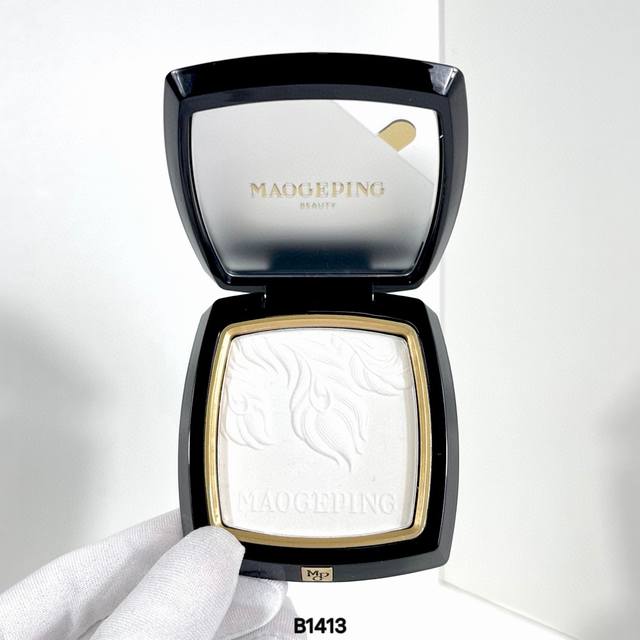 高品质 毛戈平小白羽粉饼6G。 B1413编码！色号：801#。 凤羽压纹+细腻珠光又是被小白羽粉饼美貌折服的一天 这种无色透明的蜜粉不挑肤色和肤质轻微提亮上脸