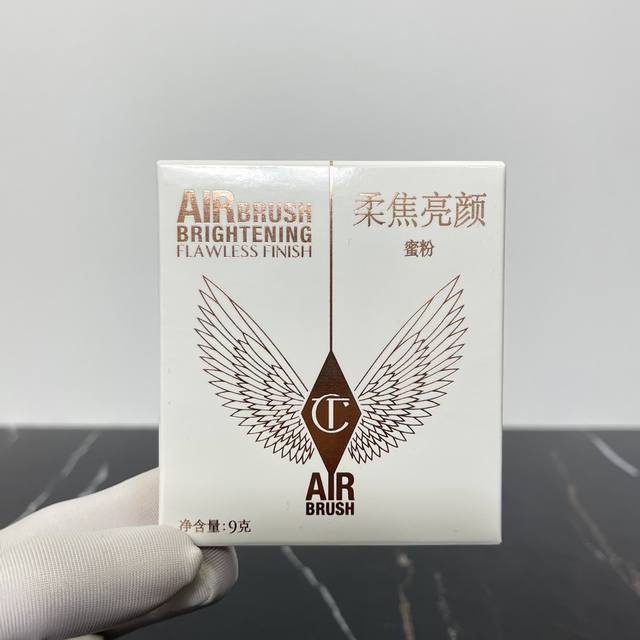 高品质 Ct白月光粉饼9G Ca20J编码！Ct白月光控油持妆效果都不错，蜜粉压的还比较实，不会到处飞粉，粉质也比较细，可以全脸使用，也可以和小金饼配合起来使用