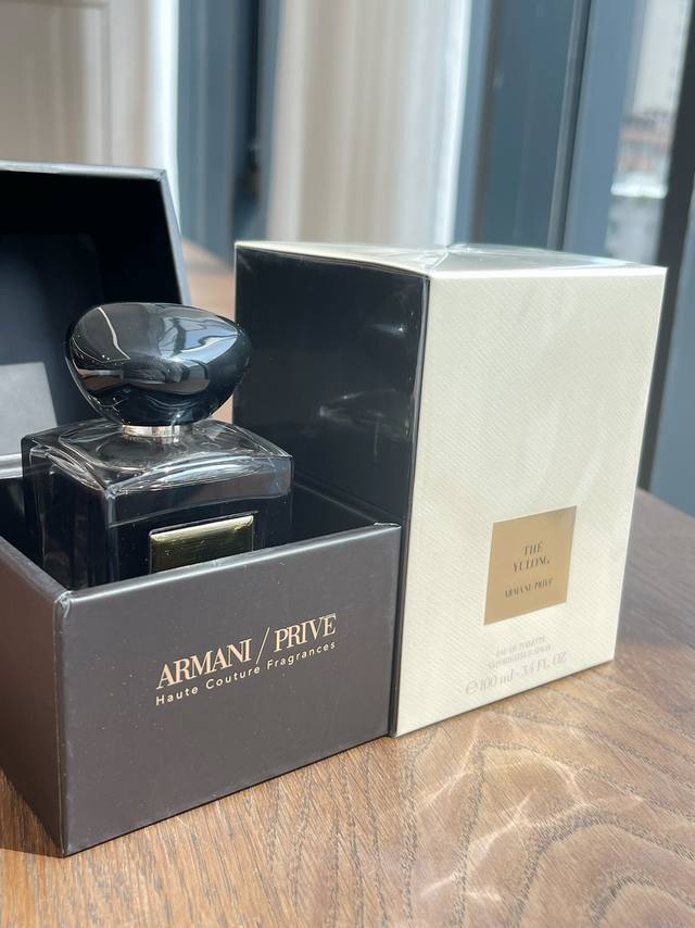 原单品质 木质柑橘香气清雅却不带侵略性，渐渐地香味好似一壶泡开的茶，茶香四溢沁人心脾。 香调清澈清新的婉如缭绕的云烟，仙气飘飘。 那感觉，像是饮茶后的唇齿留香，