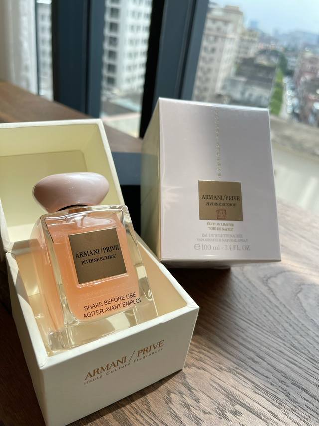 原单品质 这款就很适合送礼这款香味”刚喷在皮肤上时是一种甜甜的果香，慢慢到勾人的花香，到最后若隐若现的木质香，好像是一个少女慢慢成长的过程～是一支得体的适合日常