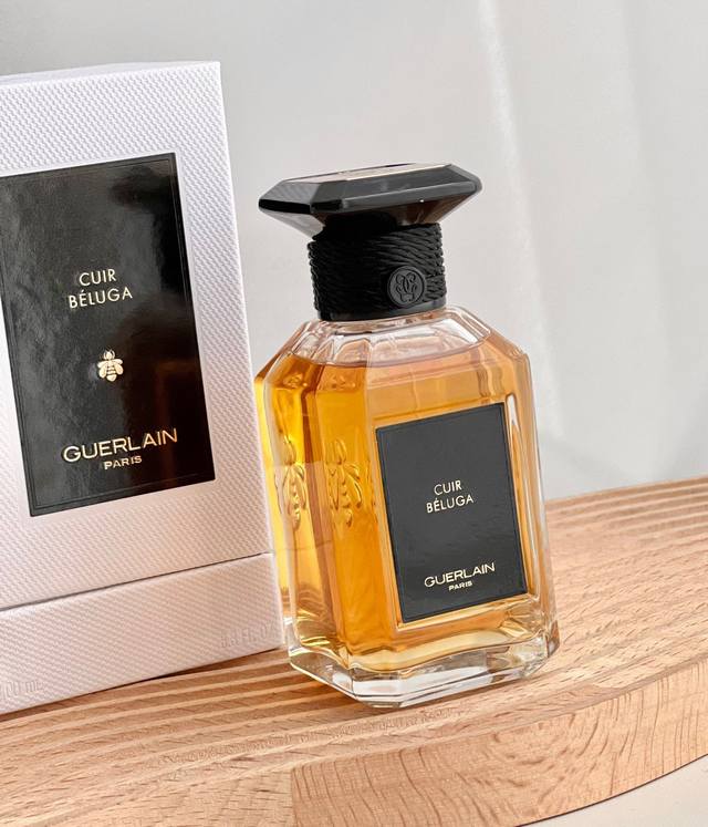 原单品质 1CuirbéLuga白色皮革 这瓶白色皮革，醛橘的开篇却意外的让人感觉清爽！大量的香草把广藿的辛辣、降到了若有似无！尾调里的皮革味和琥珀又恰好中和了