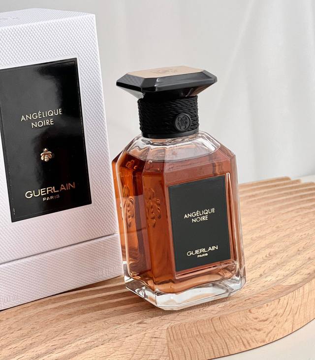 原单品质 2 AngéLiquenoire 白芷香 恰到好处的甜，苦甜参半、温婉优雅、高级又奶又欲～一开盖就感受到香甜的气息在挥发，但是上皮之后呈现的是非常青绿