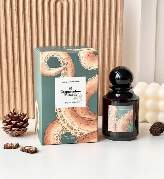 原单品质 阿蒂仙63 Crepusculum Mirabile 暮夜沉醉 香调：茉莉 檀木 零陵香豆 初闻茉莉花的味道纯正浓郁，白花的气势磅礴随后在檀木和零陵香