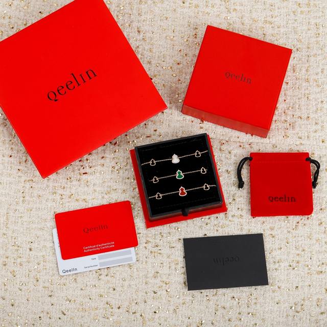 绿色 白色 红色 我们出品 麒麟Wulu系列手链 Zp14950+ 可订做真金真钻版，量大咨询客Fu Qeeli 麒麟葫芦珠宝采用 中国元素与现代设计融合，红色