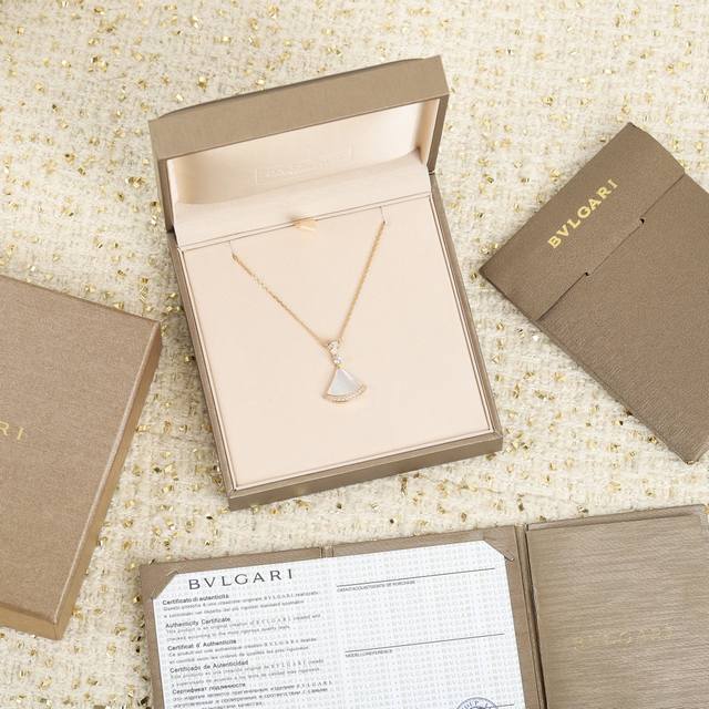 我们出品 可定制18K真金真钻， 玛瑙再也不会掉下来了， 与Zp一致。 宝格丽红玛瑙Diva，我家的贝母是很水润油亮的，细节完美，全部925纯银材质电镀厚金，不