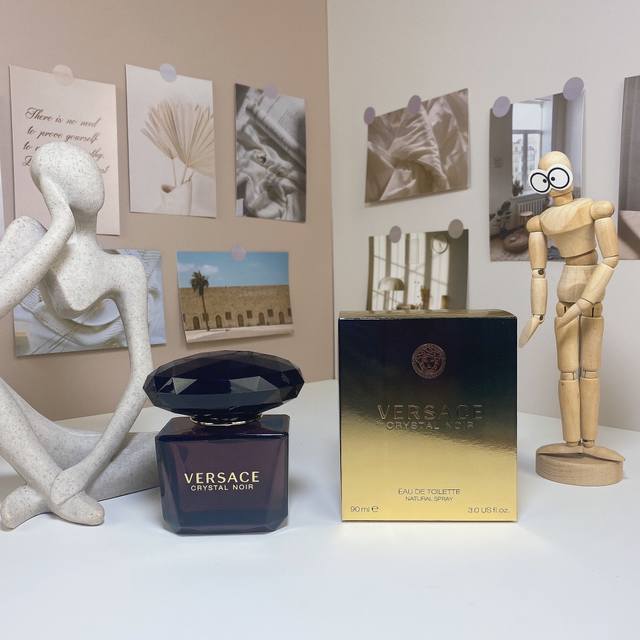 高端品质 范思哲星夜水晶 黑水晶 淡香水90Ml Versace Crystal Noir Edt, 2004 品牌：范思哲 调香师：Antoine Lie 属