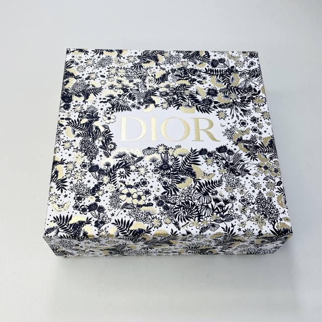 高端品质 迪奥花漾甜心全身香氛三件套礼盒款！内含：沐浴露 Ml，身体乳 Ml，香水小样5Ml。