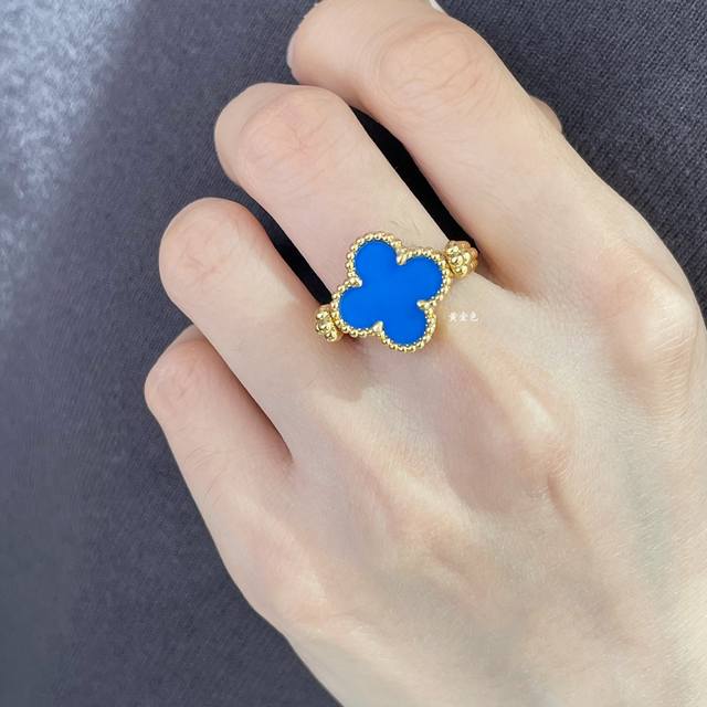 V金镀咪金 2140260 码数：5678。Vca车花蓝玛瑙可翻转四叶草戒指蓝玛瑙&玑镂雕花带钻绝美特别不撞款双面佩戴一次性拥有两枚戒指即视感甜美优雅！可盐可甜