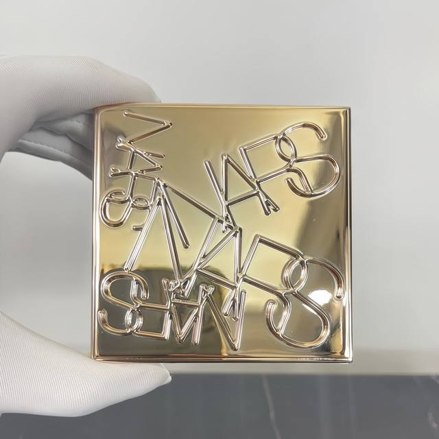 高品质 Nars金色浮雕双色腮红盘。 0356Uc编码！双色都是之前的热门色左边:Tempted诱惑 带了细闪的温柔奶茶杏色，日杂色+日常！右边:Deep Th