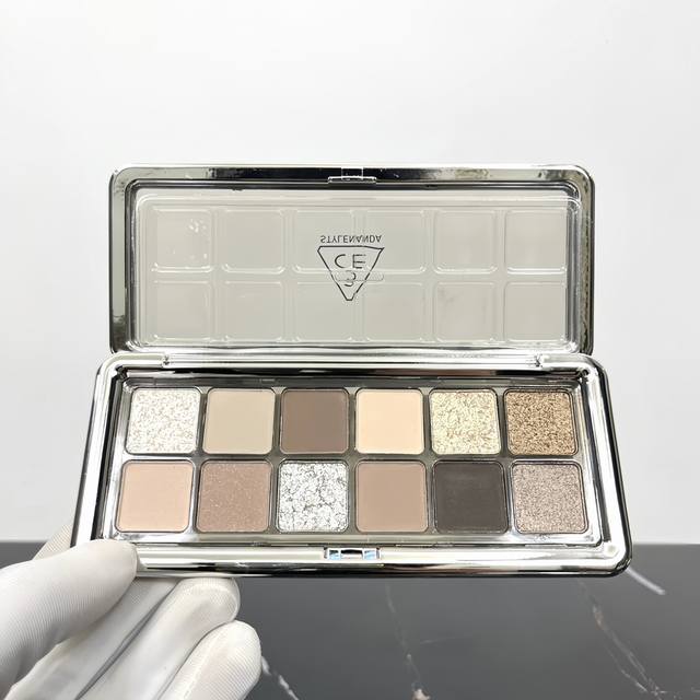 高品质 3Ce十二色眼影水泥盘。 Ncwdfs编码！Raw Nuetrals#水泥盘 3Ce12色眼影盘这系列我实际用下来，对水泥的第二行第二个颜色超爱，但整体