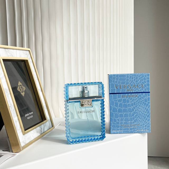 高品质 范思哲云淡风轻男士淡香水 Ml 会回购的！是一款男香重点是女生都喜欢的味道！其实因为说是小懂事的同款香 才下手买的 越闻越好闻！这已经是我必须回购的香水