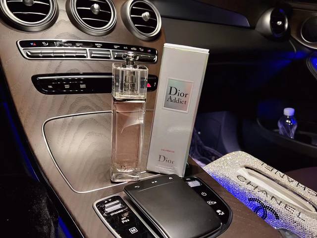 原单品质 Dior迪奥魅惑清新淡香水 Ml 适合人群：活泼，俏皮，时尚的年轻女性。介于女孩跟女人之间。甜美又不失优雅～这款为花果香调。 男生对香是没什么抵抗能力