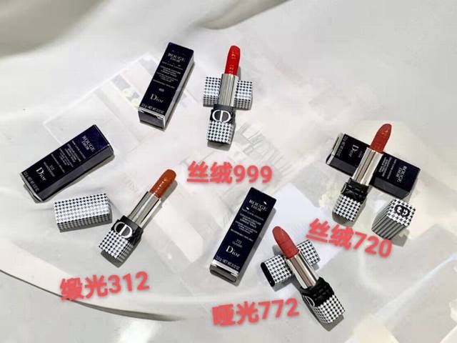 明通版 鲨疯了！Dior新品千鸟格唇膏还有人不知道吗！ 天呐迪奥这次新风貌限量版也太绝了！ 磨砂千鸟格包装配这个千鸟格浮雕膏体刚看见我就走不动了！ 谁能想到迪奥