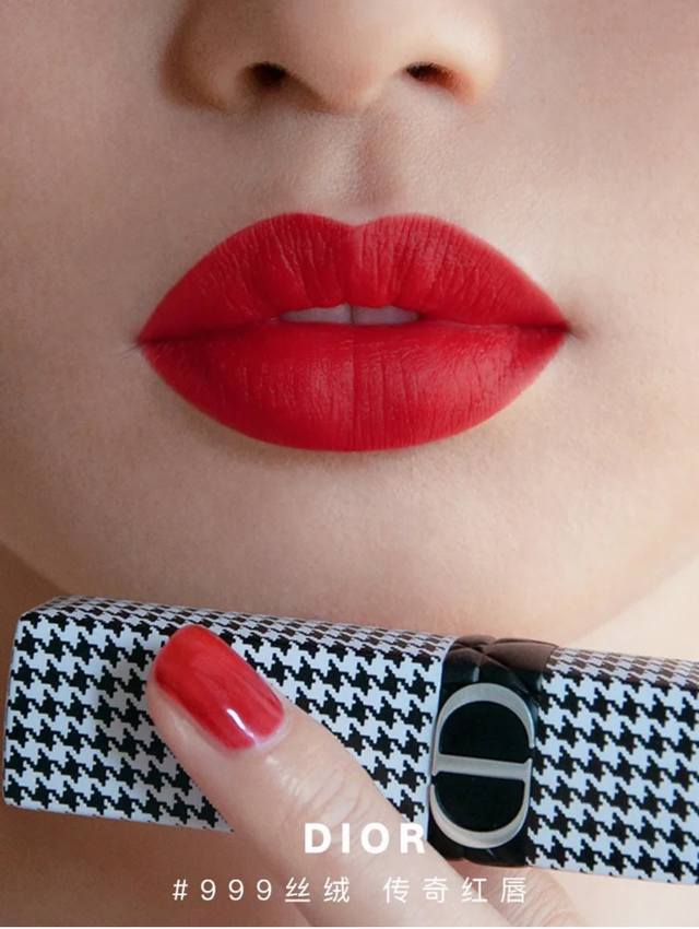 明通版 Dior限定千鸟格口红999丝绒，又正又暖的红色，不知道选谁就选它，绝不会错！外壳拿手里高级感满满，膏体上的千鸟格纹浮雕，真的是细腻貌美
