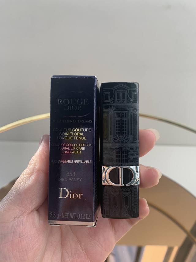 明通版 Dior新品圣诞限定浮雕口红858#高冷砖红色，浓郁的红棕色，又显白又显气质，质地是略有光泽感的Matte，顺滑好涂！