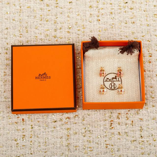 203258 我们出品 Mini耳钉 Zp4160量大咨询客Fu Herms旦形Mini耳钉，Zp价格P是3050，入手的价格P是3200，因为很缺货，一直都买