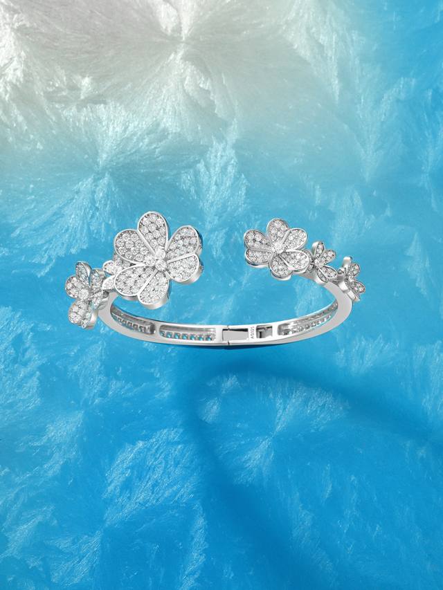 211305 我们出品 量大咨询客Fu 彩宝系列-三叶草手镯 17手寸，通体925纯银行业标杆工艺独家行业标杆新技术电镀优金电镀，保色度做到目前市面最优！！独家