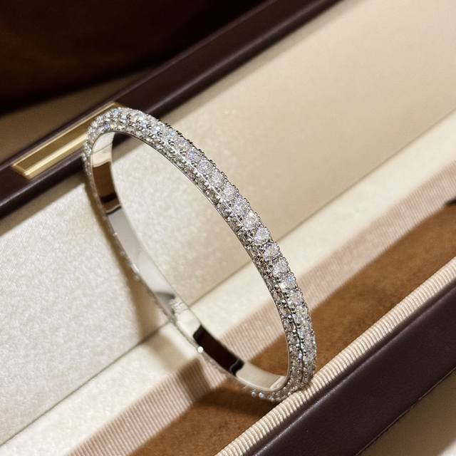 A6217 高端定制 上档次个性十足 大牌新款 三排钻 手镯 ！！太闪了吧 设计对工艺要求十分高 通体925纯银镶嵌工艺18K厚金升级高级电镀 溢出独立前卫的专