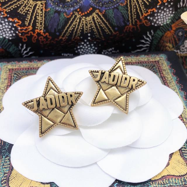 编号Dsl0377 迪奥星星耳钉