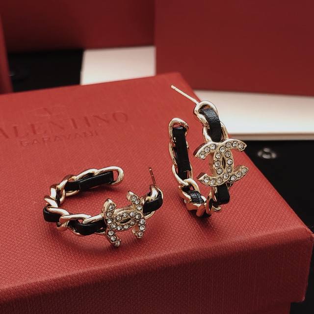 编号Xed0554 Ch*Nel最新款皮革月亮耳环 一致Zp黄铜材质